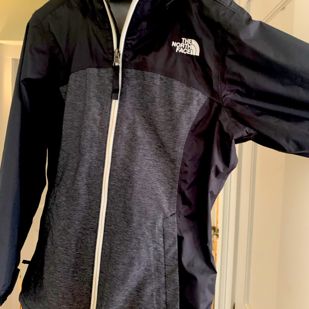 girls size (10/12) north face jacket in excellent condition/